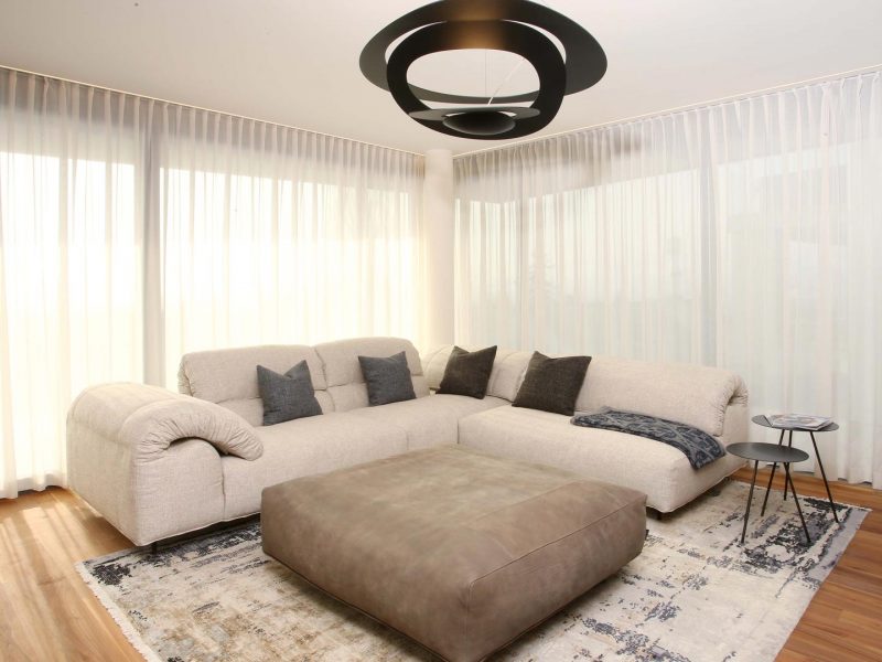Sofa Arketipo | Beleuchtung Artemide | Fenstergestaltung Zimmer&Rohde | Beistelltische MORE | Teppich Mischioff